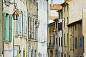 Verwitterte Wohnhäuser mit bunten Fensterläden an den Fenstern; Cite, Frankreich