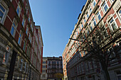 Wohngebäude und blauer Himmel; Hamburg, Deutschland