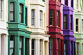 Bunte Wohnhäuser in einer Reihe, Notting Hill; London, England