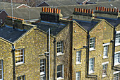 Backstein-Wohngebäude mit Schornsteinen, Shoreditch; London, England