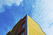 Niedriger Blickwinkel auf ein Wohnhaus aus Backstein mit gewelltem Dach, Brick Lane; London, England