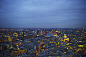 Blick auf die Stadt London und die Themse in der Abenddämmerung; London, England.