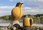 Skulptur eines Tonkruges, der Wasser in eine Tasse gießt; Avanos, Kappadokien, Türkei