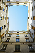 Niedriger Blickwinkel auf die Seite eines Wohngebäudes im historischen Viertel von Marais; Paris, Frankreich