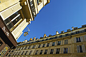 Wohngebäude und ein blauer Himmel im historischen Viertel Marais; Paris, Frankreich