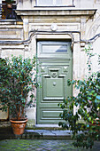 Ein grüner Eingang zu einem Wohnhaus im Marais-Viertel; Paris, Frankreich.