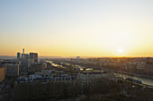 Paris und die Seine bei Sonnenuntergang; Paris, Frankreich