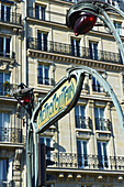 Schild für die Metropolitain, den öffentlichen Schienenverkehr; Paris, Frankreich.