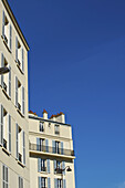Ein Wohnhaus und ein blauer Himmel; Paris, Frankreich