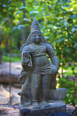 Eine Statue in einem Garten; Ulpotha, Embogama, Sri Lanka