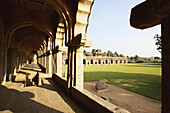 Elefantenställe bei den Vijayanagara-Ruinen; Hampi, Karnataka, Indien