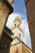 Niedriger Blickwinkel auf einen verzierten Turm; Lecce, Salento, Italien.