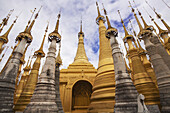 Ruinierte Pagoden am Shwe Inn Thein Paya oberhalb von Inthein am Inle-See; Myanmar.