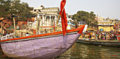 Boote und eine Menschenmenge auf den Ghats entlang des Ganges; Varanasi, Indien