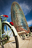 Agbar Turm in Les Glories und geparkte Fahrräder; Barcelona, Katalonien, Spanien
