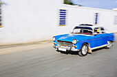 Blaues Taxi auf der Straße in der Altstadt von Harar in Ost-Äthiopien; Harar, Äthiopien