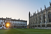 Gibbs Building und Kapelle des Kings College in der Abenddämmerung; Cambridge, Cambridgeshire, England