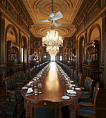Gedeckter Tisch für 108 Personen im Falaknuma-Palast; Hyderabad, Indien.