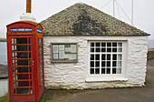Rote Telefonzelle; Portscatho, Cornwall, England