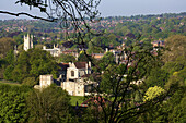 Blick auf das Winchester College und die Ruinen von Wolvesey Castle vom St. Gile's Hill aus; Winchester, Hampshire, England.