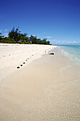 Fußabdrücke im weißen Sand entlang der Wasserkante; Vamizi Island, Mosambik