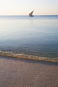Ein Segelboot in der Ferne auf dem ruhigen Wasser des Indischen Ozeans; Vamizi-Insel, Mosambik