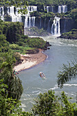 Ein Schlauchboot bringt Touristen zu den Wasserfällen auf der brasilianischen Seite des Flusses im Iguacu-Nationalpark; Brasilien