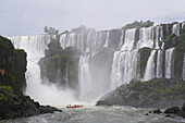 Ein Schlauchboot bringt Touristen zu den Wasserfällen im Iguacu-Nationalpark; Brasilien