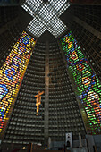 Glasmalerei in der Catedral Metropolitana De Sao Sebastiao; Rio De Janeiro, Brasilien.