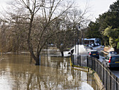 Hochwasser, das auf die Straße spritzt; Cobham, Surrey, England