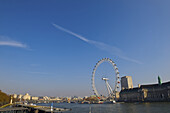 Blick auf das London Eye und die South Bank von der Westminster Bridge; London, England.