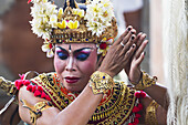 Balinesischer Tänzer mit kodifizierten Handpositionen und Gesten bei einer Barong-Tanzvorführung in Batubulan, Bali, Indonesien