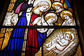 Buntes Glasfenster mit der Geburt Jesu Christi in der Kirche St. John The Baptist, Dorf Horsington; Somerset, England.