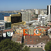 Blick auf Gebäude in der Stadt und Boote im Hafen; Valparaiso, Chile