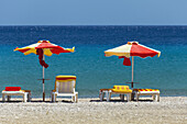 Sonnenschirme und Liegestühle an einem Strand auf der Insel Kos; Kefalos, Griechenland