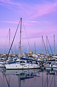 Yachthafen in der Abenddämmerung; Saintes-Maries-De-La-Mer, Provence-Alpes-Cote D'azur, Bouches-Du-Rhone, Frankreich