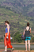 Junge weibliche Touristen beim Besuch des Wat Phu Tempels; Wat Phu, Laos