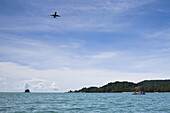 Eine Gruppe von Rucksacktouristen beschließt, ihr eigenes Floß zu bauen und versucht, von Langkawi, Malaysia, nach Ko Lipe, Thailand, zu flößen; Cenang, Langkawi, Malaysia