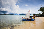 Eine Gruppe von Rucksacktouristen beschließt, ihr eigenes Floß zu bauen und versucht, von Langkawi, Malaysia, nach Ko Lipe, Thailand, zu flößen; Cenang, Langkawi, Malaysia