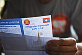 Ausfüllen der verschiedenen Visapapiere für die Ausreise aus Thailand und die Einreise nach Laos; Chiang Mai, Thailand