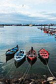 Sanxenxo Pier, mit einigen kleinen Booten auf dem Wasser; Galicien, Spanien