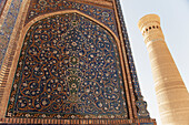 Verzierter Eingang zur Mir-I-Arab-Madrassa und zum Kalon-Minarett, Poi Kalon-Komplex, Altstadt; Buchara, Usbekistan.