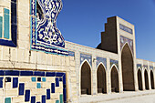 Dekorierter Eingang zum Kok Gumbaz und Innenhof der Kalon-Moschee, Poi Kalon-Komplex, Altstadt; Buchara, Usbekistan.