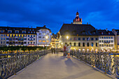 Fußgänger über eine Brücke am Vierwaldstättersee; Luzern, Schweiz