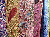 Bestickte Textilien in einem Souvenirladen, Ichan Kala Old City; Chiwa, Usbekistan.