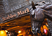 Bronzestatue eines Pferdes am Eingang zum Stables Market, Camden; London, England.