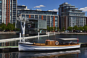 Oldtimer-Boot und neue Konstruktion, Royal Victoria Docks; London, England