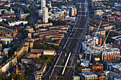 Erhöhte Nachmittagsansicht der Zuglinien in die London Bridge Station vom Shard Building aus; London, England.