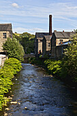 Kanal fließt an Häusern vorbei; Yorkshire, England