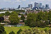 Blick auf Wolkenkratzer in der City of London mit einem Park im Vordergrund; London, England.